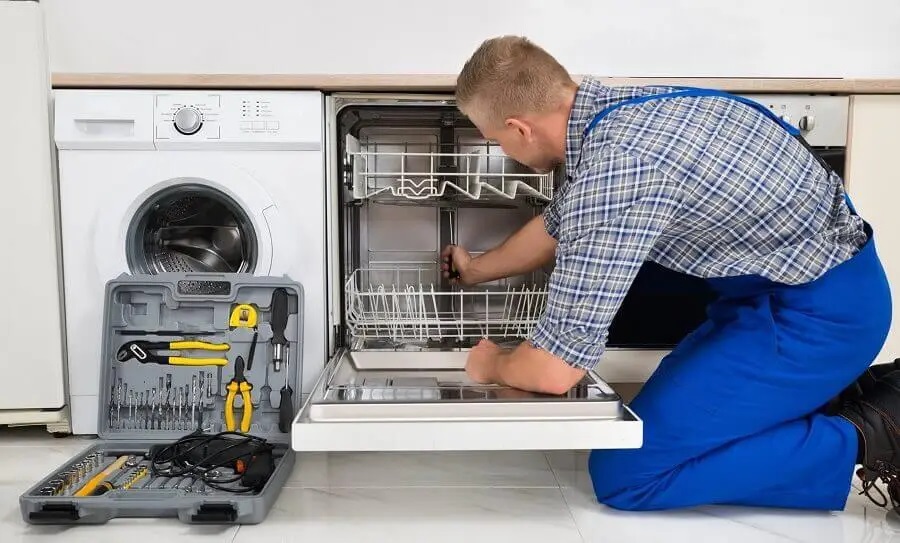 Elmadağ Termodinamik servisi teknisyen ekibi beyaz eşya tamiri yaparken